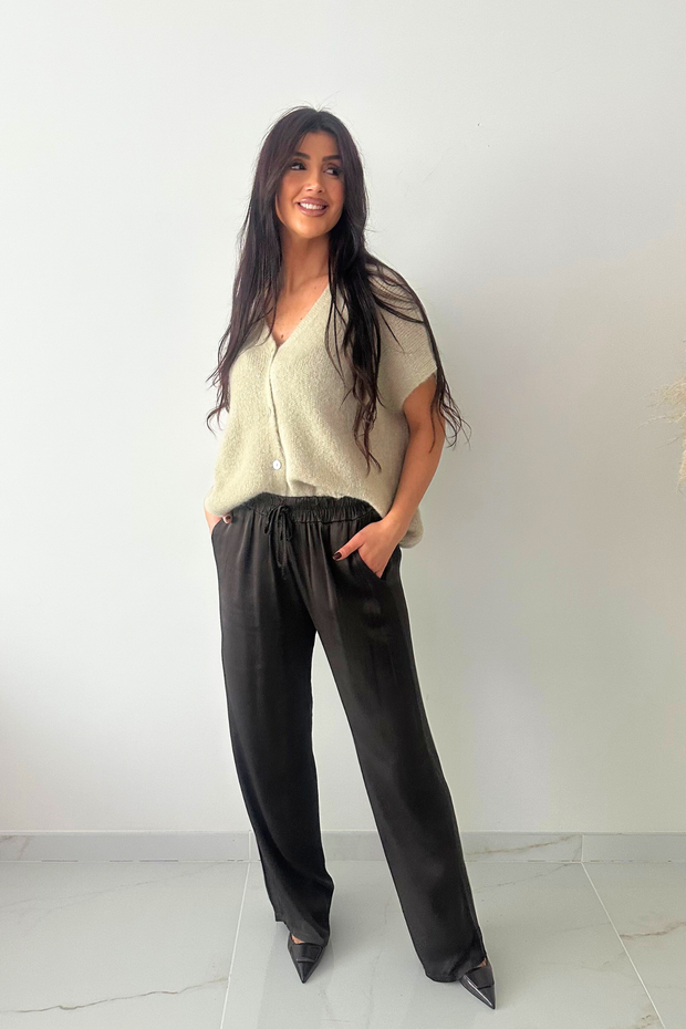 <h4>Relaxed neutrals, all-day comfort</h4>