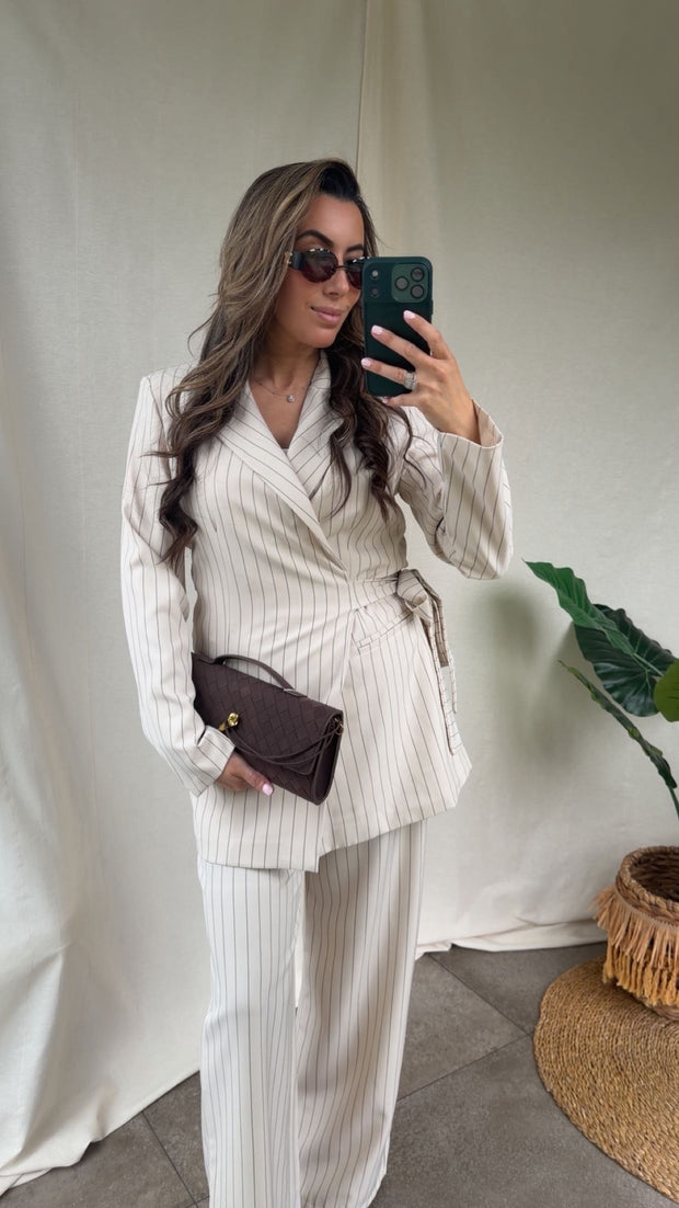 <h4>Power suits, stylish & sharp</h4>