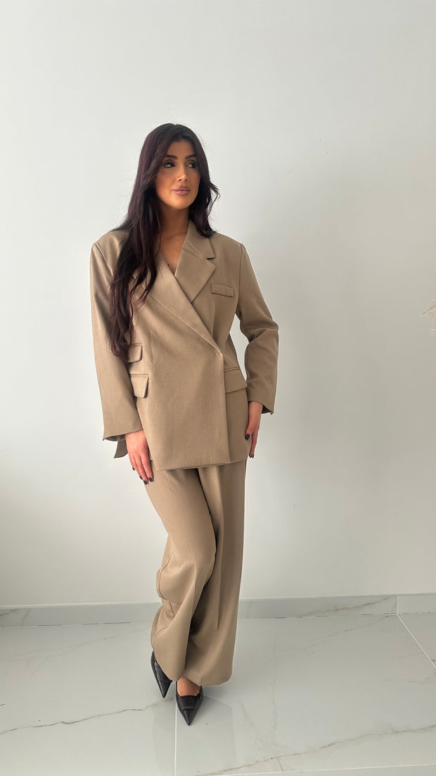 <h4>Power suits, stylish & sharp</h4>